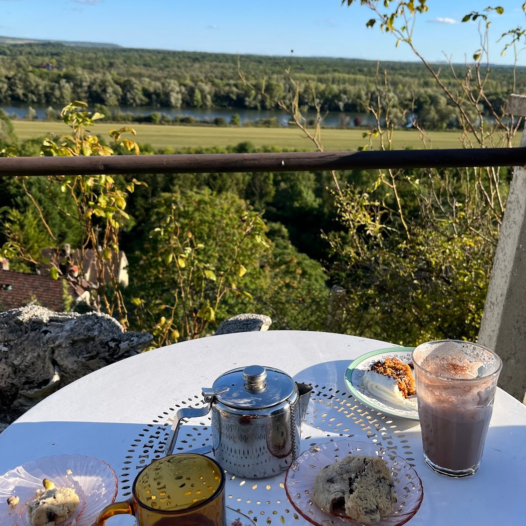 DÉJÀ VU café dans les grottes 1